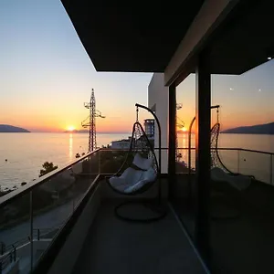 Sunny Hill , Radhimë Albanie